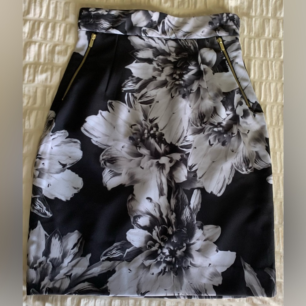 H&M Black and White Knee-Length Pencil Skirt